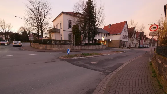 Hier k&ouml;nnte an der Fu&szlig;g&auml;ngerfurt ein zus&auml;tzlicher Zebrastreifen den Schulweg sicherer machen. - &copy; Jost Wolf
