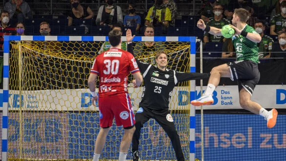 Fabian Wiede (rechts) l&auml;sst Lemgos Torh&uuml;ter Peter Johannesson keine Chance. - &copy; Eibner-Pressefoto/Uwe Koch