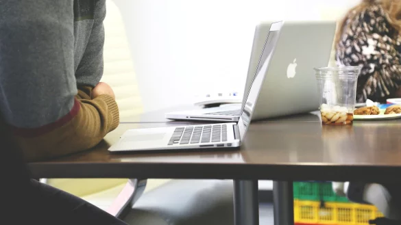 Der Arbeitsplatz zu Hause &ndash; das war f&uuml;r viele Pflicht. Ab Montag k&ouml;nnte es zur&uuml;ck ins B&uuml;ro gehen, aber viele Betriebe schaffen &Uuml;bergangsregelungen. - &copy; Pixabay