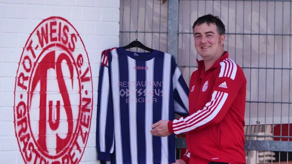 Holger Brinkmann hält das Trikot von seinem ersten Seniorenspiel beim SC Enger in Ehren. - © Jörg Hagemann