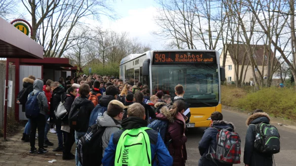 Geht es nach SPD und Gr&uuml;nen im Kreistag, sollen alle Kinder und Jugendlichen ein Sch&uuml;lerticket bekommen &ndash; egal, wie weit sie von der Schule entfernt wohnen. - &copy; Alexandra Schaller