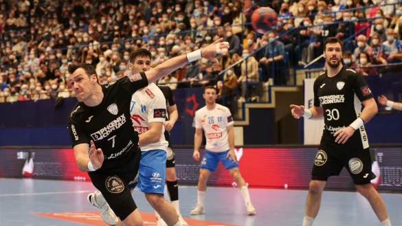 Die Guardiola-Twins hatten schwer zu k&auml;mpfen. Isaias erzielt hier seinen einzigen Treffer vom Kreis, beobachtet von Gedeon Guardiola, der ebenfalls einmal traf. - &copy; J&ouml;rg Hagemann