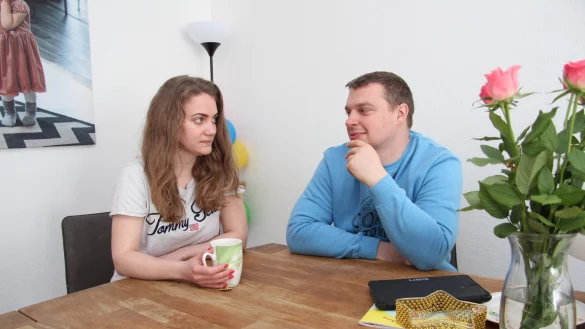 Aleks Smirnoff sitzt mit seiner Cousine Svetlana Gurina aus Kiew am Esstisch. Er ist froh, dass sie hier in Lemgo in Sicherheit ist. - &copy; Nadine Uphoff