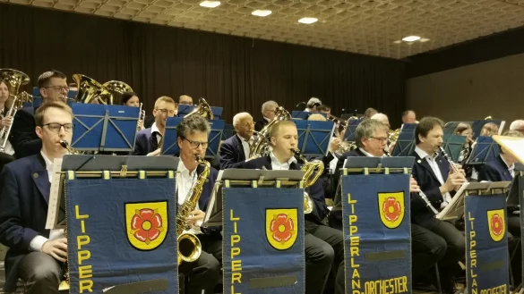 Gibt nach zwei Jahren coronabedingter B&uuml;hnen-'Abstinenz ein schwungvolles Blasmusik-Konzert: das Alverdisser Lipperland-Orchester mit Dirigent Peter Werpup. - &copy; Sylvia Frevert(LZ)