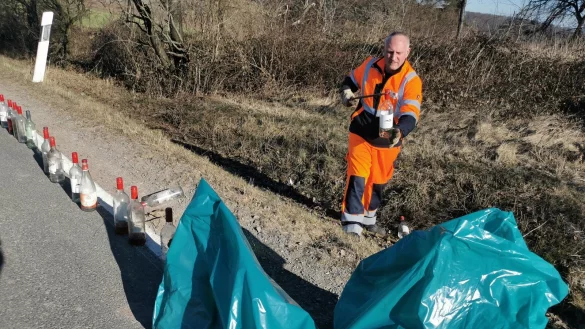 Sammelte rund 60 Weinflaschen entlang der Hohensonner Straße ein: Kreis Lippe Straßenmeisterei-Mitarbeiter Mario Weiß. - © Sylvia Frevert(LZ)