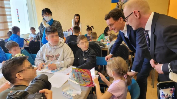 Ministerpr&auml;sident Hendrik W&uuml;st fragte die Kinder mit Hilfe des Dolmetschers, wie es ihnen gef&auml;llt. Die Fotos sind zum Schutz der Kinder gepixelt, das war auch von vorneherein so mit den diversen Medienvertretern abgesprochen worden. - &copy; Astrid Sewing