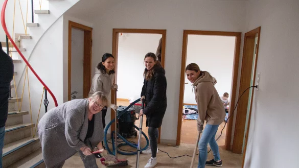 Einige der Ehrenamtlichen beim Gro&szlig;reinemachen des Wohnhauses. - &copy; Mosaik Church