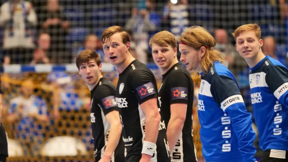 In gespannter Erwartung freuen sich Lukas Zerbe, Jonathan Carlsbogard und Lukas Hutecek auf die polnische Spitzenmannschaft Wisla Plock. Der im Training am Kopf verletzte Andreas Cederholm (rechts) muss dagegen seinen Sweater anbehalten. Foto: J&ouml;rg Hagemann - &copy; J&ouml;rg Hagemann