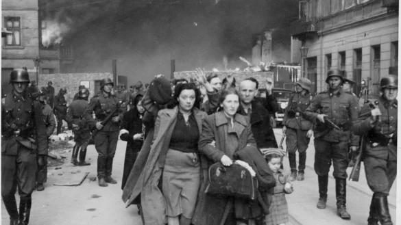 Bei der Niederschlagung des Aufstandes im Warschauer Ghetto gefangen genommene Menschen werden von Soldaten der deutschen Waffen-SS zu einem Sammelpunkt f&uuml;r ihre Verschleppung, dem so genannten &bdquo;Umschlagplatz", getrieben. - &copy; Wikimedia/Sammlung NARA