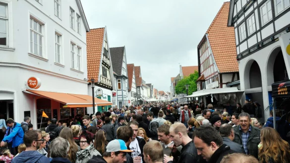 Von einer Gastst&auml;tte in die n&auml;chste: "Lemgo macht ein Fass auf!" ist eine der gr&ouml;&szlig;ten Veranstaltungen in der alten Hansestadt. - &copy; Archivfoto: LZ