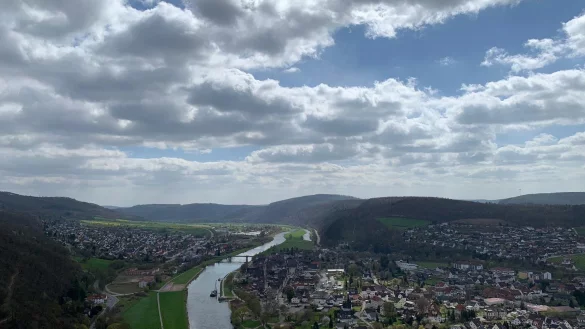 Die Weser flie&szlig;t nicht nur, wie auf dem Bild, durch das nieders&auml;chsische Bodenwerder, sondern auch an Kalletal vorbei, wodurch die Gemeinde zur Anrainer-Kommune wird. Um gegen die Salzeinleitung vorzugehen, haben sich zahlreiche Kommunen zusammengeschlossen und Klage erhoben. - &copy; Lorraine Brinkmann