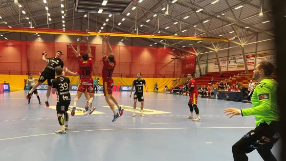 Frederik Simak bekleidete in Finnland gleich mehrere Rollen. Hier trifft er aus dem R&uuml;ckraum. - &copy; Sebastian Herrmann