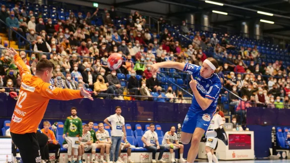 Bjarki Mar Elisson st&uuml;rmte sich in der zweiten Halbzeit in einen Rausch und &uuml;berwindet hier auch Wetzlars zweiten Keeper Anadin Suljakovic. - &copy; J&ouml;rg Hagemann