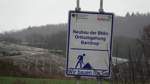 Nicht fertig: Die Laster mit dem Sch&uuml;ttgut m&uuml;ssen weiterhin gro&szlig;e Umwege fahren, wenn sie aus dem Steinbruch Schiewe kommen. - &copy; Axel B&uuml;rger