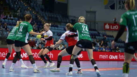 Kamila Kordovska treibt das HSG-Spiel an. - &copy; Kornej Weibert