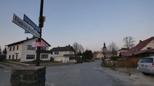 Um die Kreuzung am Holzhauser Berg &uuml;bersichtlicher zu machen, soll rechts eine Sperrfl&auml;che markiert werden, so dass dort keine Fahrzeuge parken d&uuml;rfen. - &copy; Archivfoto: Jost Wolf