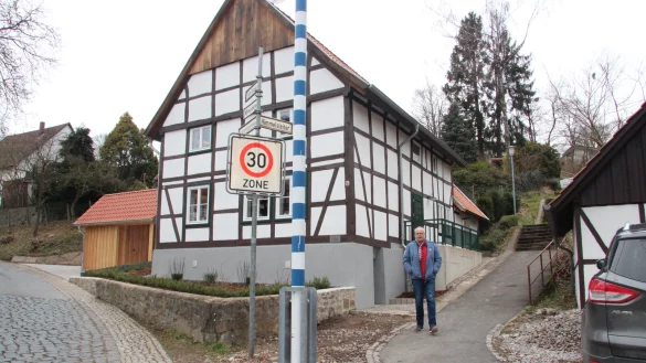 Dieter Hartwig freut sich mit der Dorfgemeinschaft, dass das Tempelhaus nach drei Jahren fertig renoviert ist. - &copy; Cordula Gr&ouml;ne