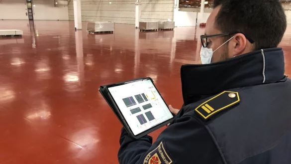 Koordinator Sascha Medina Azuaga steht in der Halle des Messezentrums, die als Notunterkunft hergerichtet wird.&nbsp; - &copy; Sven Kienscherf