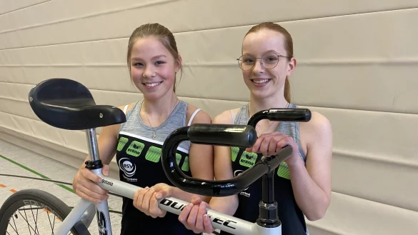 Antonia Blome (links) und Stine Meisler heben fürs Foto ein Rad hoch. - © Sebastian Lucas