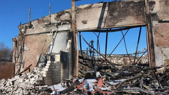 Eine Ruine ist nach dem Gro&szlig;brand &uuml;brig geblieben. Es besteht Einsturzgefahr. - &copy; Janet K&ouml;nig