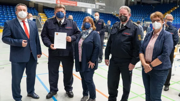 Neues Amt: Landrat Dr. Axel Lehmann, Ehefrau Manuela Sprenger, Kreisbrandmeister Wolfgang Kornegger und Verwaltungsvorstand Sabine Beine (von links) freuen sich mit Mathias Sprenger &uuml;ber die Ernennung zum stellvertretenden Kreisbrandmeister. - &copy; Kreis Lippe