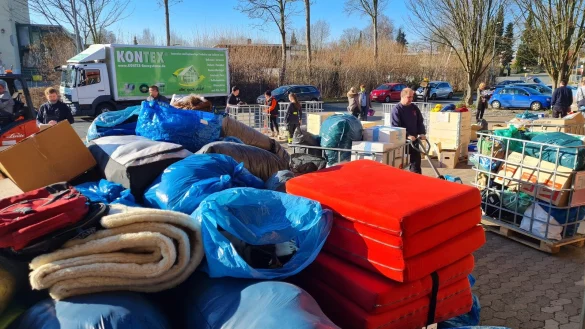 Vollkommen &uuml;berrollt: In nur 24 Stunden ist klar: Die Helfer k&ouml;nnen nicht alles in die acht Lastwagen packen - es ist zu viel. - &copy; Marianne Schwarzer