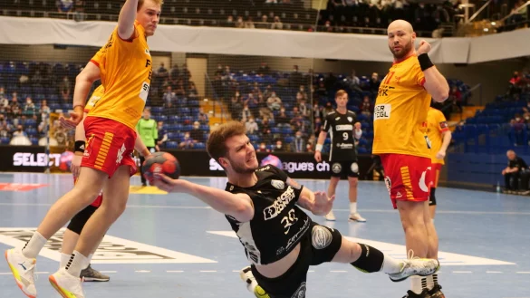 Tolle Flugshow von Michel Reitemann, der an den Nationalspielern Simon Pytlick und Oscar Bergendahl (rechts) vorbeirauscht. - &copy; J&ouml;rg Hagemann