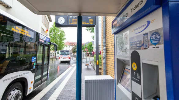 Einfach mal in den Bus. Das wird f&uuml;r einen Fahrgast jetzt teuer, weil er versehentlich zu fr&uuml;h dran ist. - &copy; Niklas T&uuml;ns