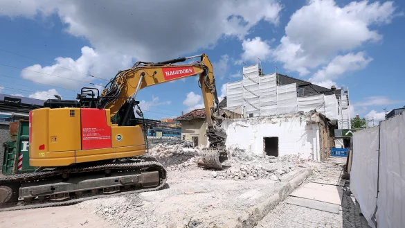 Das Ende der Ladenzeile an der oberen Bahnhofstra&szlig;e: Der Abriss neben dem Hauptbahnhof hat begonnen. - &copy; Wolfgang Rudolf