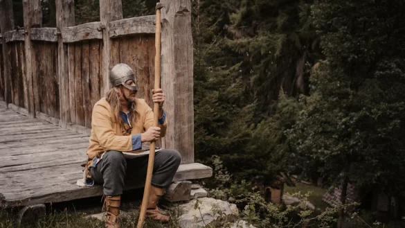 Vertreter von Fr&uuml;hmittelaltergruppen werden im Arch&auml;ologischen Freilichtmuseum ab Pfingsten wieder zeigen, wie die Menschen vor 1.300 Jahren gelebt und gearbeitet haben. - &copy; Arch&auml;ologisches Freilichtmuseum
