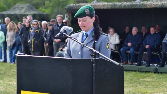 Panzergrenadierin Adriana Hanott berichtet in erfrischender Art &uuml;ber Erelebnisse w&auml;hrend der Grundausbildung. - &copy; guh