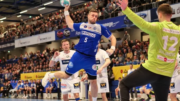 Im Hinspiel hatte Jan Brosch gegen Anadin Suljakovic noch Probleme. Doch in den vergangenen Wochen war der TBV-Kreisl&auml;ufer Lemgos verl&auml;sslichster Vollstrecker. Foto: J&ouml;rg Hagemann - &copy; J&ouml;rg Hagemann