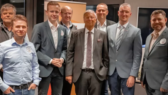 Wolfgang Bosbach (Mitte) mit Mitgliedern des CDU-Stadtverbandvorstandes (von links): Harald Reineking, Witalij Eichhorn, Janik Wiemann, Thomas Rathmann, Oliver Jakobi, Steven Grimshaw und Daniel Christman-Brunsiek. - &copy; Markus Racic