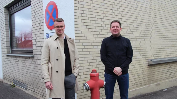 Ordnungsamtsleiter Marvin Rösch (links) und Feuerwehr-Chef Robin Brand vor einem Hydranten an der Feuerwache in Bösingfeld. - © Nadine Uphoff