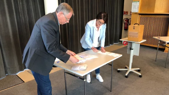 Myriam Heidemann und Wolfgang Sander von der Stadtverwaltung z&auml;hlen in der Konzerthalle die Stimmen des geheimen Votums &uuml;ber die Zukunft der Ortsaussch&uuml;sse aus. - &copy; Thomas Reineke