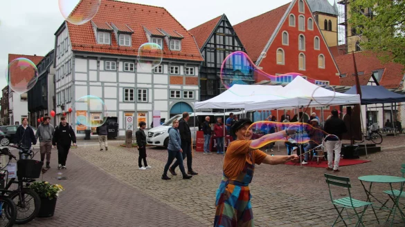 Claudia Spangenberg, alias "Bubbleline", zaubert riesige Seifenblasen beim Moonlight-Shopping auf dem Waisenhausplatz. Im Hintergrund spielt Jos&eacute; Lopez spanische Musik. - &copy; Nadine Uphoff