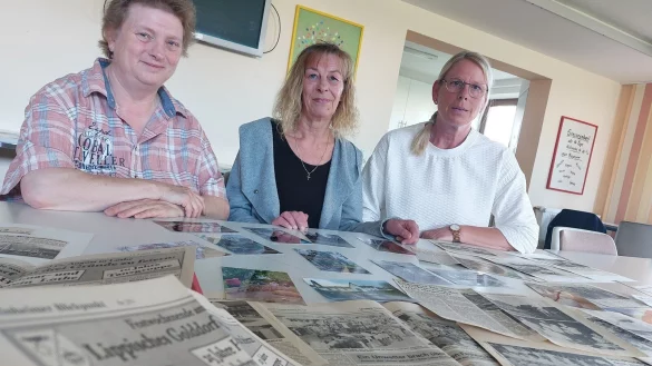 Die Vorsitzende des Lother Heimat- und Verkehrsvereins, Dorothee Klein (Mitte), Schriftf&uuml;hrerin Heidi Schr&ouml;der (links) sowie Kassiererin Katrin Schneider lassen Erinnerungen mit alten Zeitungsartikeln und Fotos wieder aufleben. Es fehlt die stellvertretende Vorsitzende Ellen Fleischmann. - &copy; Michaela Wei&szlig;e