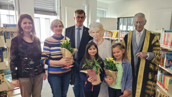 Die Leiterin der Stadtb&uuml;cherei, Eva-Maria Allert ( links) und der Vorsitzende des F&ouml;rdervereins, Michael Biermann, haben B&uuml;chergutscheine und Blumen an die Quizgewinner Annette Gaus (von links), Adriana Jovanovic und Viktoria R&ouml;ttger &uuml;berreicht. K&ouml;nig Charles III. und Camilla haben daran nicht unerheblichen Anteil. - &copy; Astrid Sewing