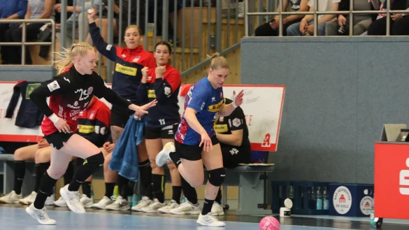 Mit viel Tempo in den Saisonendspurt, hier l&auml;uft Blombergs Laura R&uuml;ffieux ihrer Gegenspielerin auf und davon. - &copy; Oliver K&ouml;nig