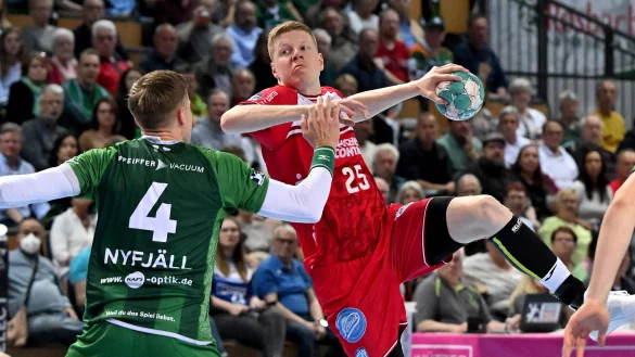 Lemgos Niels Versteijnen zieht gegen Adam Nyfjaell ab. - &copy; Mathias M. Lehmann