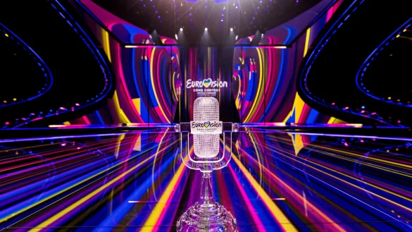 Die Troph&auml;e des Eurovision Song Contest 2023 mit der Flagge des vergangenen Siegerlandes. - &copy; Corinne Cumming/ EBU