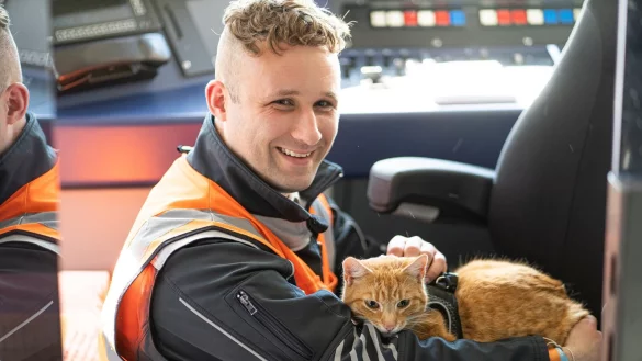 Retter Robert Gottschalk mit Kater Oskar. - &copy; Allianz pro Schiene / Mirja Diederich