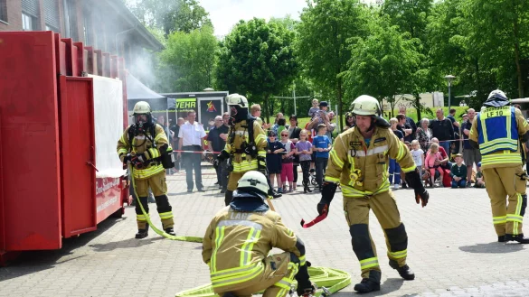 Die Feuerwehr Lage pr&auml;sentiert zu ihrem runden Geburtstag actionreiche &Uuml;bungen im Schulzentrum Werreanger. Foto: Nicole Ellerbrake - &copy; Nicole Ellerbrake