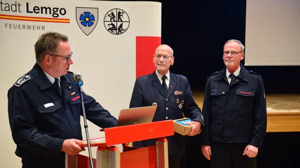 Lars-Uwe Brede (von links) verabschiedet Horst Gr&ouml;ne aus Sprecher der Eherenabteilung und begr&uuml;&szlig;t dessen Nachfolger Udo Ridderbusch. - &copy; Nicole Ellerbrake