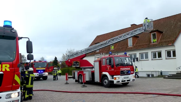 Die Barntruper Feuerwehr simuliert den Ernstfall an der von Haxthausen-Schule Alverdissen. - &copy; Rudi Rudolph