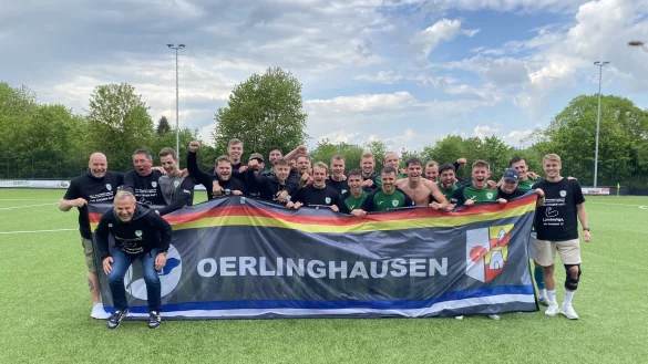 Der TSV Oerlinghausen feiert den Titel. In Blomberg spielte Trainer Miron Tadic mit Christopher Niehaus, Tim Witte, Sven Oberschelp, Jan-Justin Johannh&ouml;rster, Daniel Nadig, Nils Engmann, Jannik Schr&ouml;der, Dawid Stroisz, Andre Tichonovic, Tim Zeihe, Fynn Mosebach, Enes Ceylan, Laurant Dragusha, Barbaros Ulas, Benjamin Kolodzig und Bastian Dingerdissen. - &copy; Sebastian Lucas