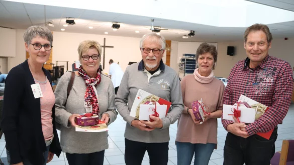 Im Namen des Roten Kreuzes dankt Birgit Stotzka (links) den Spendern (von links) Beate Kraft, Rudolf Ludwig, Heike Beul und Wolfgang Pacht. Foto: Knut Dinter - &copy; Knut Dinter