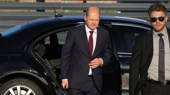 Normalerweise wird Bundeskanzler Olaf Scholz (l, SPD) in der &Ouml;ffentlichkeit eng von Personensch&uuml;tzern bewacht. - &copy; dpa
