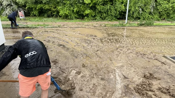 Das Wasser ist weg, aber Schlammmassen sind geblieben. Anwohner der Stra&szlig;e Weidenhagen im Detmolder Ortsteil Kl&uuml;t versuchen ihre Einfahrt zu reinigen. - &copy; Maik H&uuml;bner