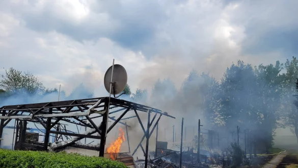 Vier Wohnwagen mit Anbauten haben in Vollbrand gestanden. - &copy; Freiwillige Feuerwehr L&uuml;gde